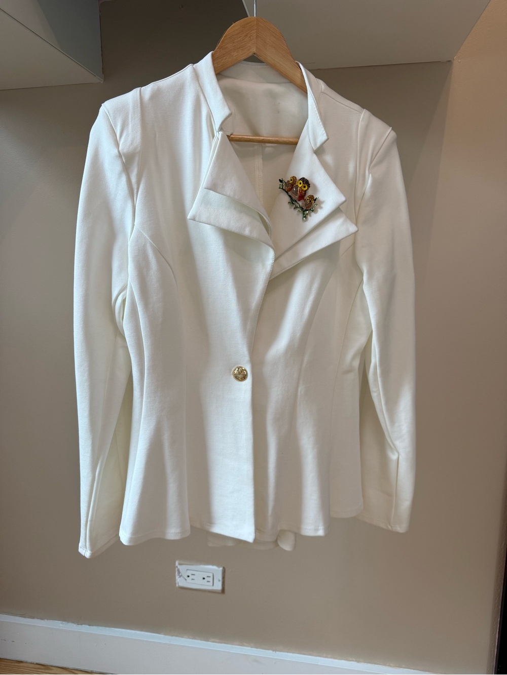Elegant White Women's Blazer Jacket with Floral Brooch